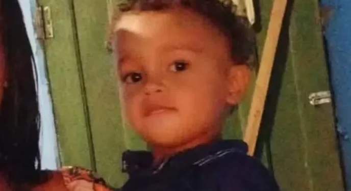 Menino morre após cair de moto pilotada pela mãe na Bahia