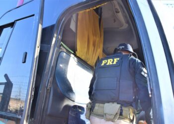 PRF prende passageiro de ônibus por abuso sexual a criança