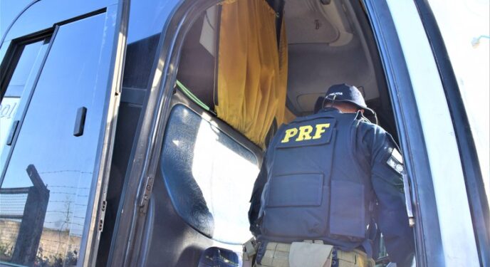 PRF prende passageiro de ônibus por abuso sexual a criança