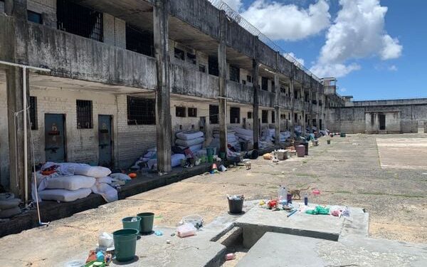Dois detentos morrem depois de grupo passar mal em presídio na Bahia