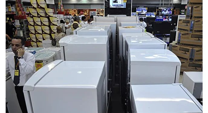 Vendas no comércio caem em outubro para novembro, diz IBGE