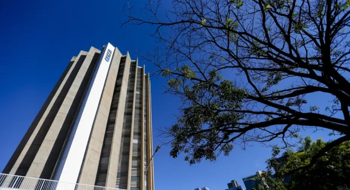 Caixa aumenta juros para compra de imóveis