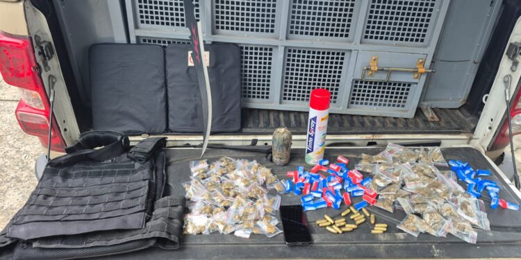 PM apreende drogas e material bélico na Bahia; adolescentes foram apreendidos