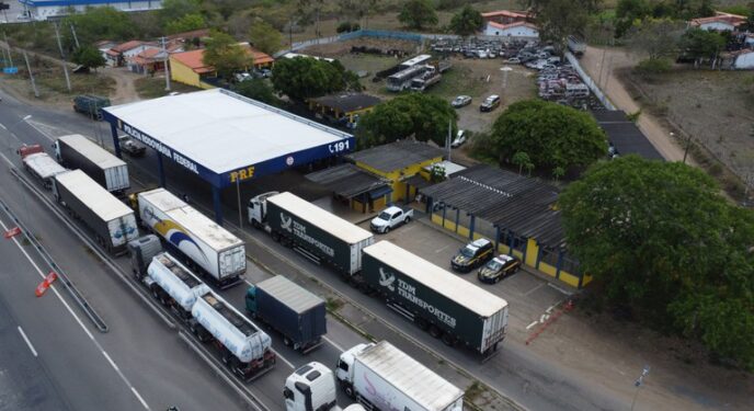 PRF reforça fiscalização de veículos de carga nas rodovias federais