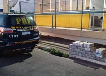 PRF apreende 166 kg de cocaína em compartimento falso de caminhão na Bahia