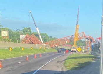 Caminhão derruba passarela e interrompe tráfego na BR-324