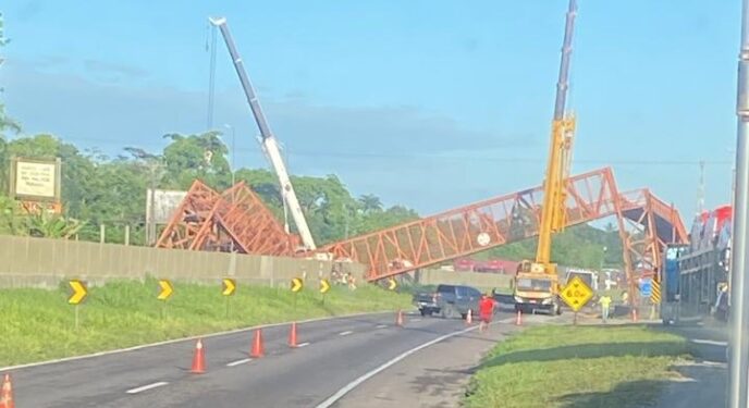 Caminhão derruba passarela e interrompe tráfego na BR-324