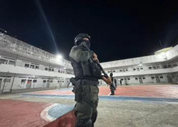 Operação apreende armas, celulares e drogas em celas de integrantes de facção na Bahia