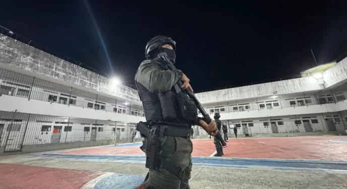Operação apreende armas, celulares e drogas em celas de integrantes de facção na Bahia