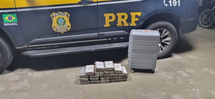 PRF prende mulher com 22 Kg de cocaína em ônibus no interior baiano
