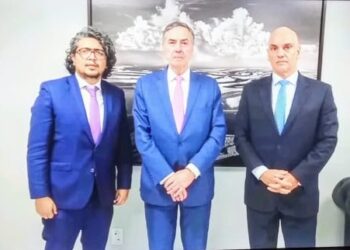 Impressionado com relatos da oposição, delegação da OEA vai ao TSE