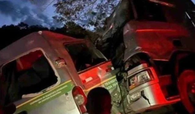 Acidente entre van e caminhão deixa 11 mortos na Bahia