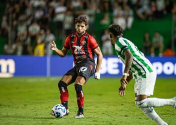 Brasileiro: Vitória estreia com derrota
