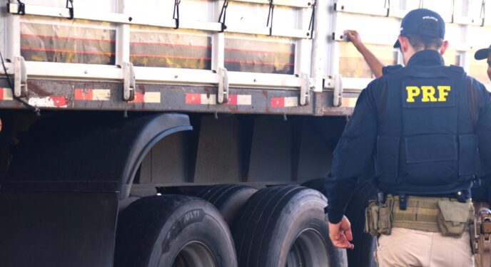 PRF flagra carreta com pneus carecas “no arame” na Bahia