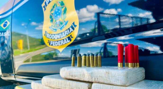 PRF apreende 15 kg de cocaína e munições na Bahia