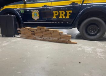 PRF prende homem e apreende mais de 30 kg de drogas em ônibus