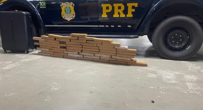 PRF prende homem e apreende mais de 30 kg de drogas em ônibus