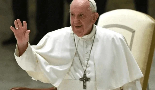 Papa apresenta melhora gradual e leve, afirma novo boletim médico