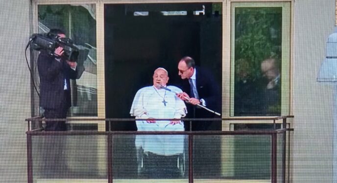 Papa Francisco deixa o hospital de 38 dias internado