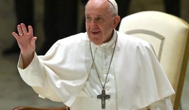 Papa Francisco descansou bem durante a noite e está estável, diz Vaticano