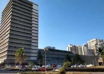 Correios reduz preço e tenta leiloar prédio público; apesar disso dá R$ 4 mi a cantor