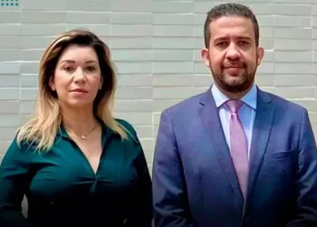 Ex-mulher de André Janones consegue medida protetiva