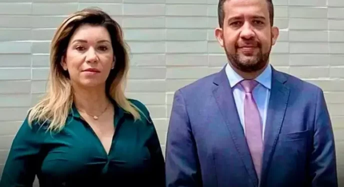 Ex-mulher de André Janones consegue medida protetiva
