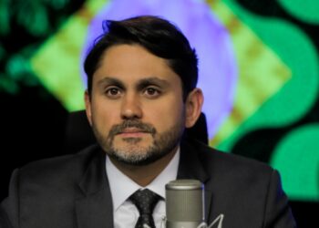 Ministro de Lula pede demissão após denúncia sobre desvio de dinheiro