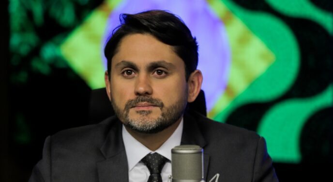 Ministro de Lula pede demissão após denúncia sobre desvio de dinheiro