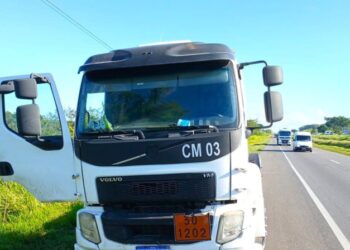 Após assalto e motorista feito refém, caminhão-tanque é recuperado no interior baiano