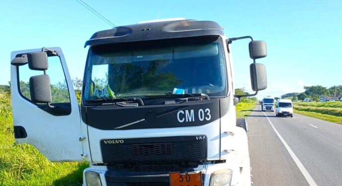 Após assalto e motorista feito refém, caminhão-tanque é recuperado no interior baiano