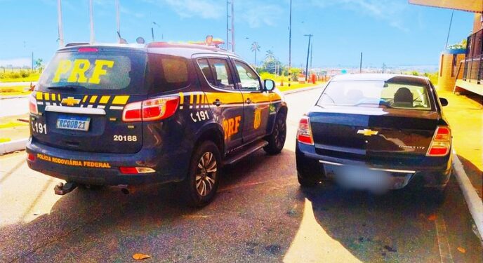PRF apreende carro fruto de golpe e não pago pela empresa e outro adulterado na Bahia