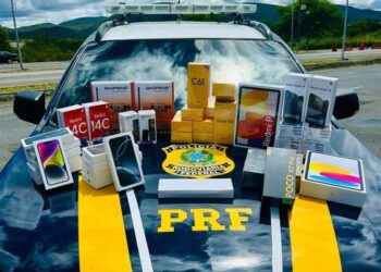 PRF apreende crack, cigarros eletrônicos e celulares em ônibus na Bahia