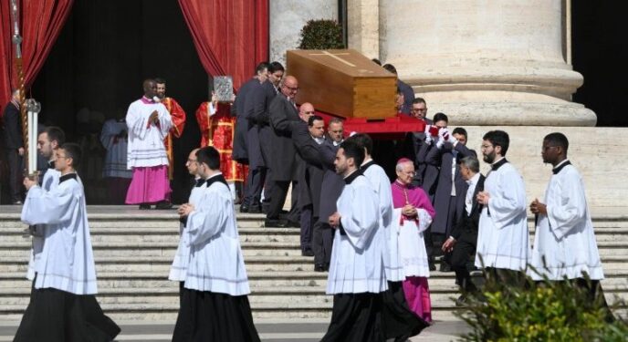 Funeral e sepultamento do Papa Francisco são realizados neste sábado