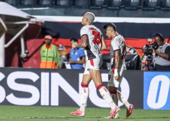 Brasileiro: Vitória vence a primeira