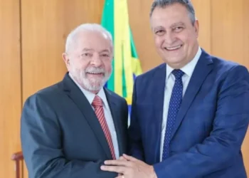 Tensão com rejeição popular e crise no Planalto depois da ida à China