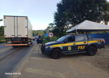 Ponte sobre BR é totalmente interditada na Bahia