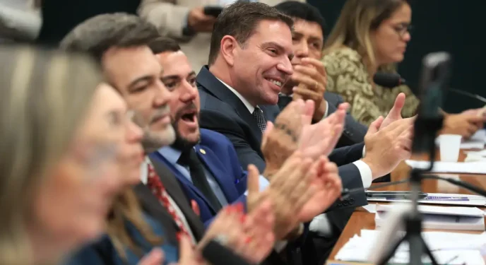 Câmara suspende ação penal contra Ramagem e todos os supostos golpistas