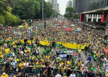 Ato reúne Bolsonaro, governadores e parlamentares pela liberdade de expressão