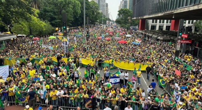 Ato reúne Bolsonaro, governadores e parlamentares pela liberdade de expressão