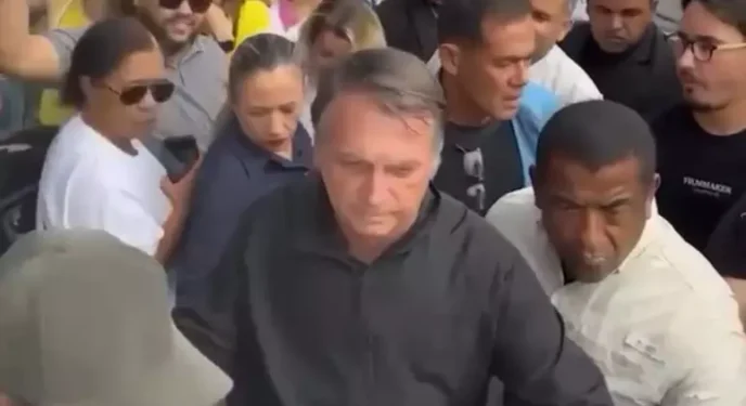 Bolsonaro volta a passar mal e suspende agenda