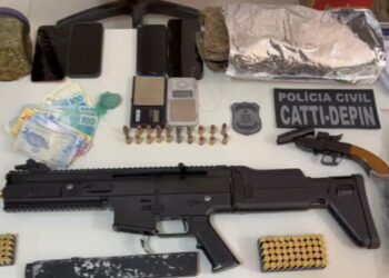 Polícia prende mulher com submetralhadora, revólver e drogas na Bahia