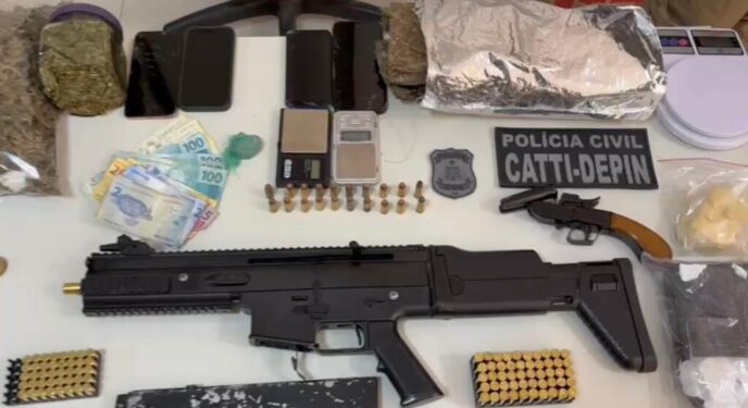 Polícia prende mulher com submetralhadora, revólver e drogas na Bahia
