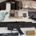 Polícia prende mulher com submetralhadora, revólver e drogas na Bahia