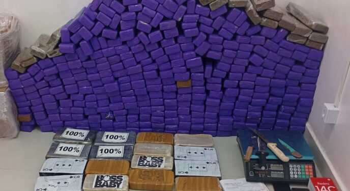PM prende mulher e apreende mais de 370 tabletes de drogas na Bahia