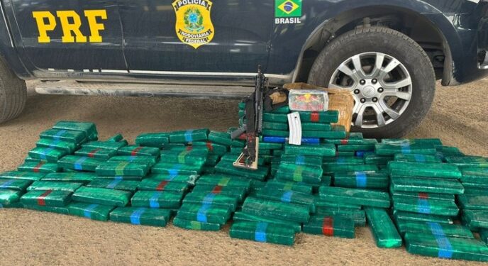 PRF e PC prendem 4 suspeitos e apreende 132 kg de drogas e fuzil no interior baiano