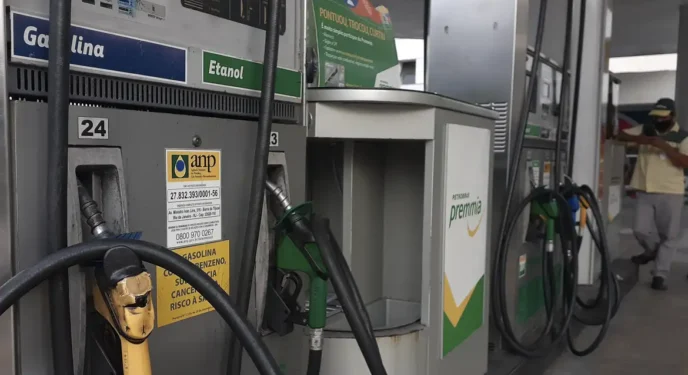 Petrobras faz pequena redução no preço da gasolina A
