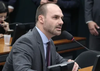 Eduardo Bolsonaro diz que vai sacrificar vida pessoal pela liberdade dos brasileiros
