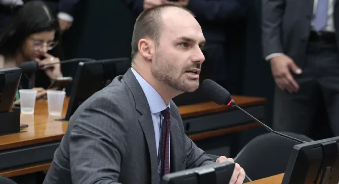 Eduardo Bolsonaro diz que vai sacrificar vida pessoal pela liberdade dos brasileiros