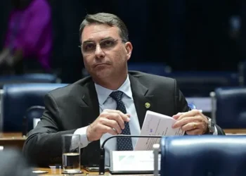 “Missão de Moraes é tirar Bolsonaro da vida pública”, diz Flávio Bolsonaro